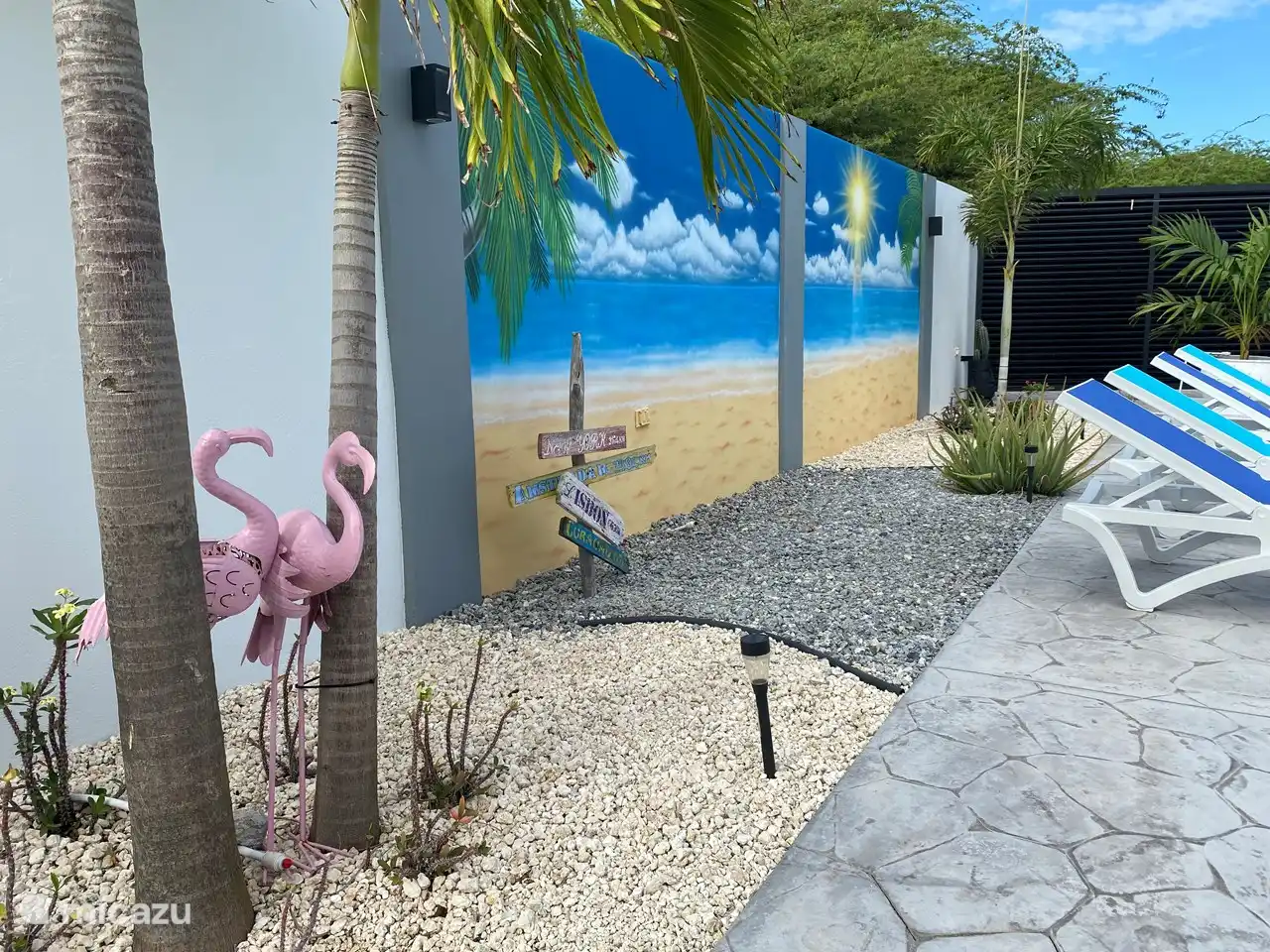 Jardín trasero con mural.