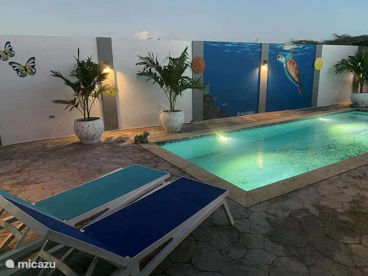 piscina por la noche