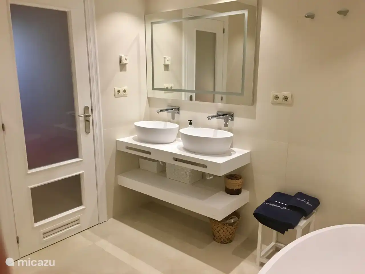 Großes Luxus-Badezimmer