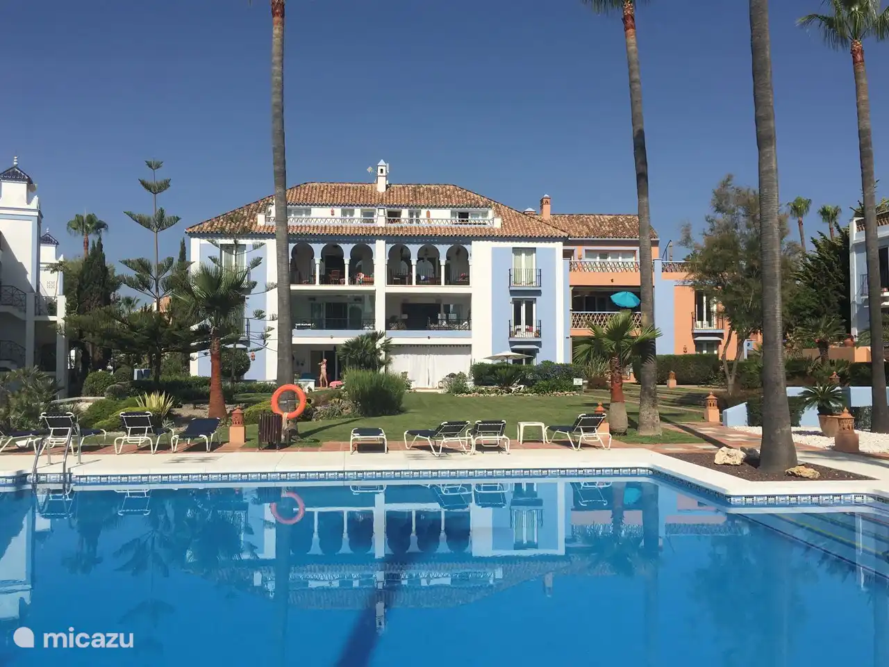 Der größte Swimmingpool direkt vor der Terrasse.