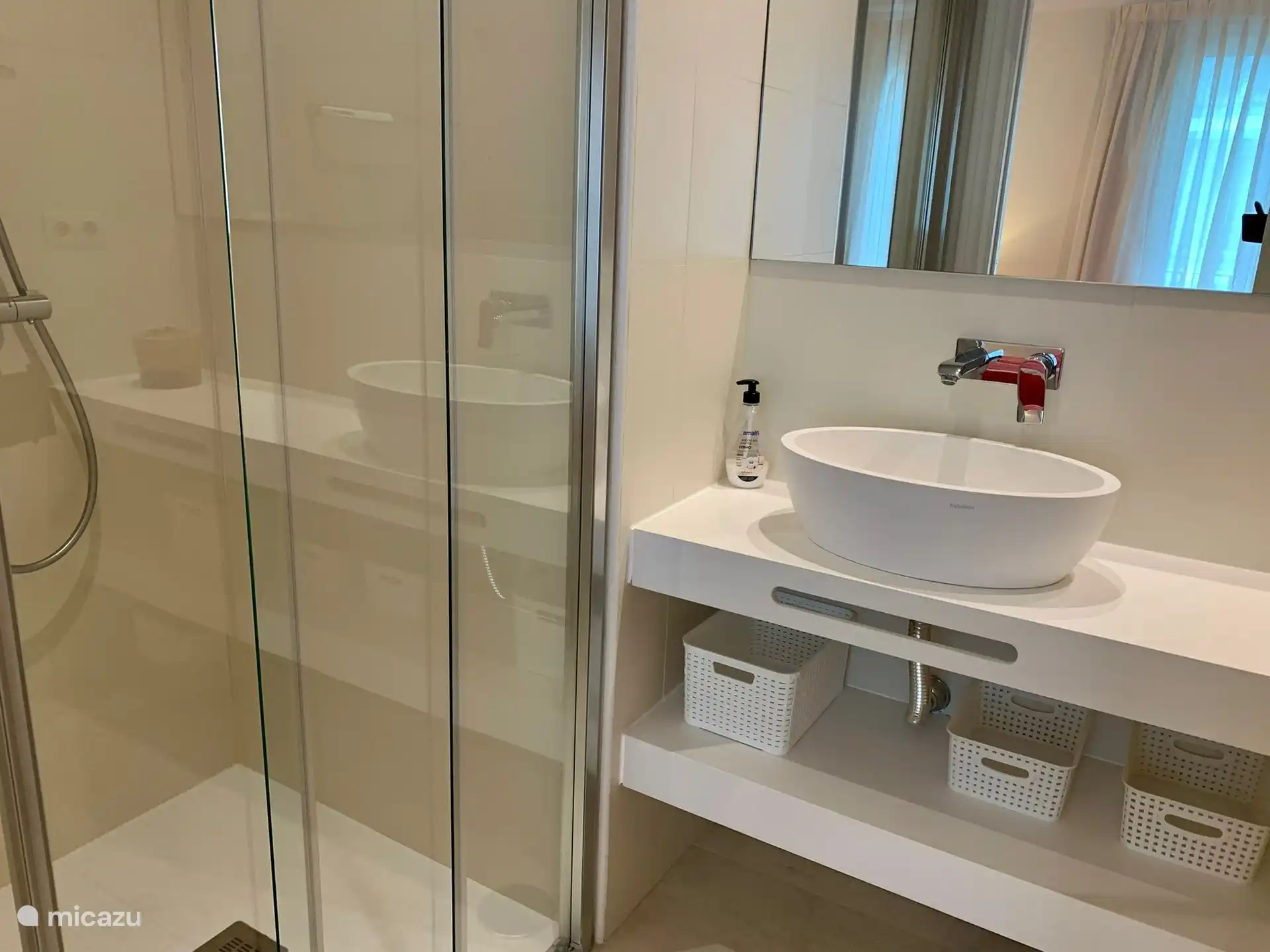 Geräumige Duschkabine