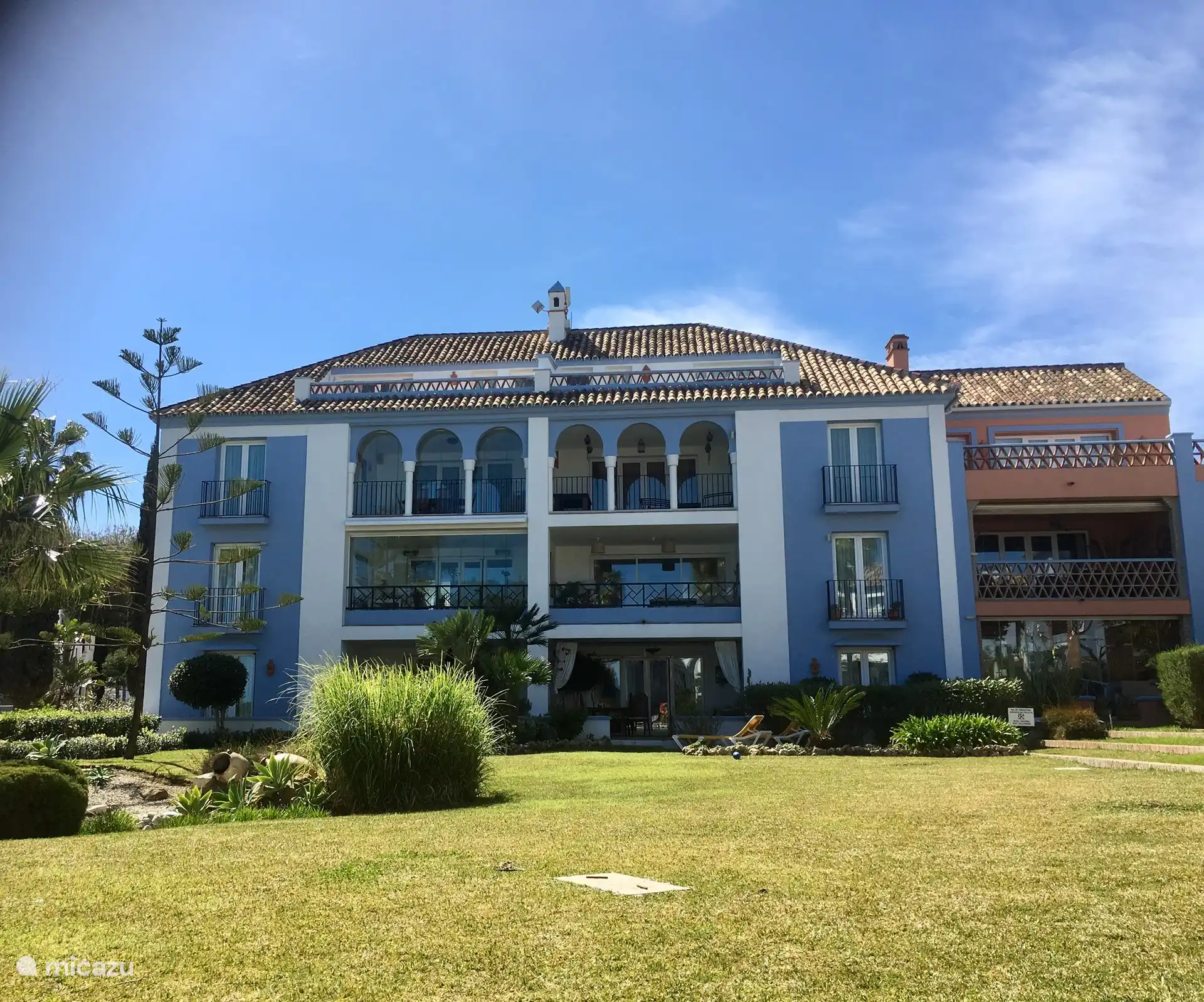 Ein wunderschönes stimmungsvolles Gebäude. Die Wohnung befindet sich im 1. Stock im blauen Gebäude, auf der rechten Seite