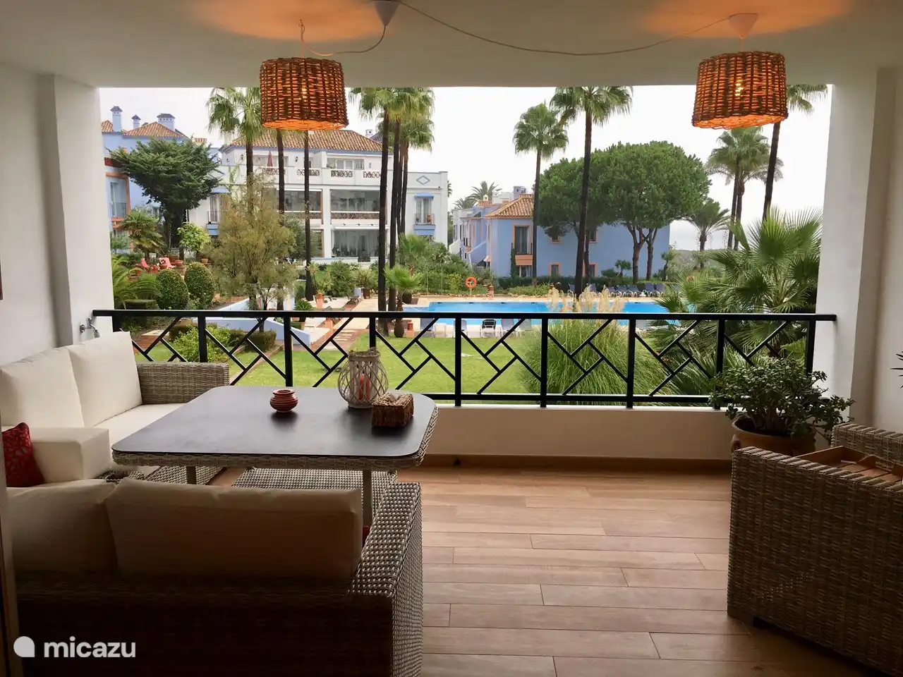 Die Terrasse mit Lounge-Set 