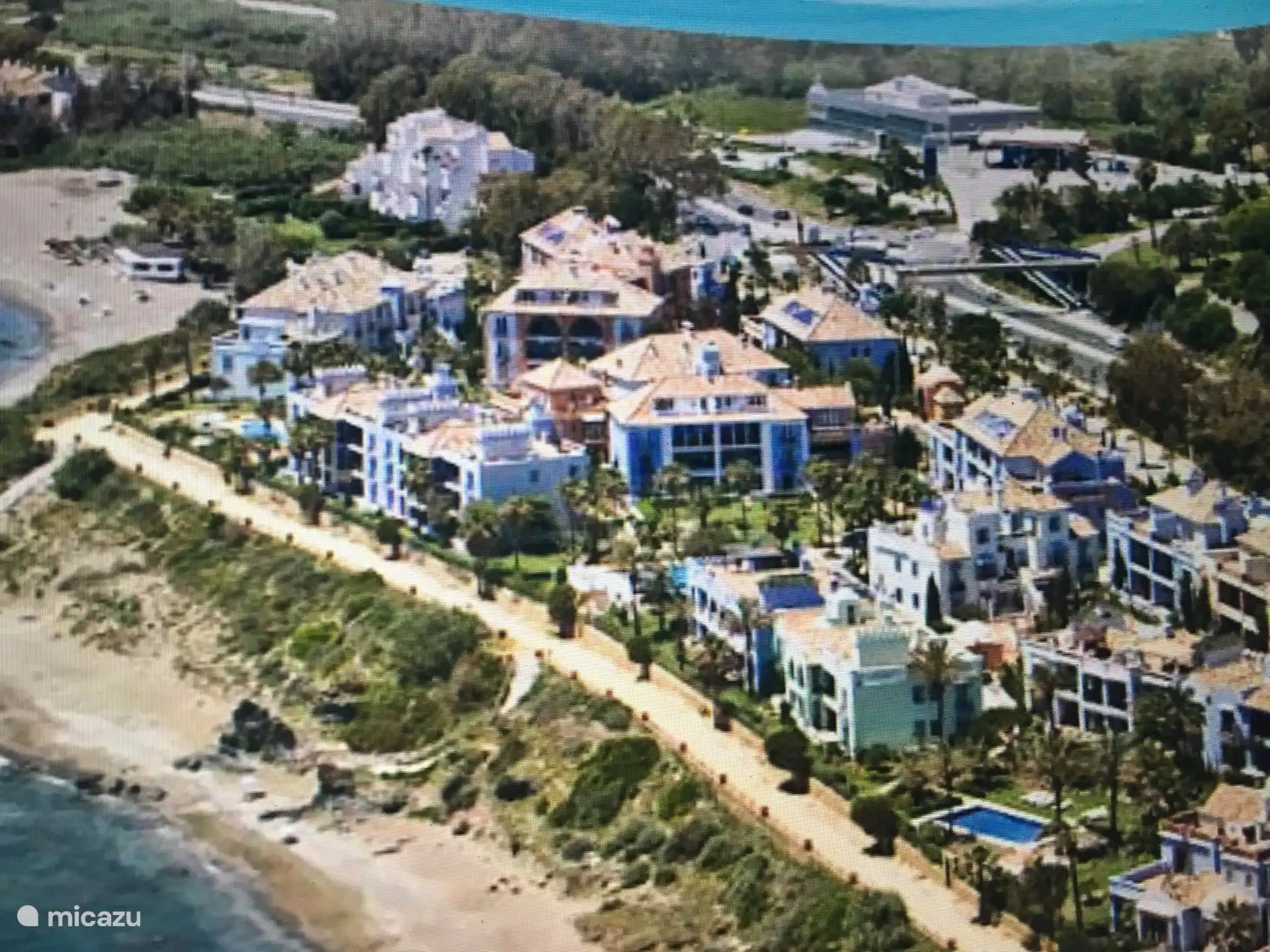 Eine Draufsicht auf die Residenz La Perla de la Bahia. Die Wohnung befindet sich in der Mitte.