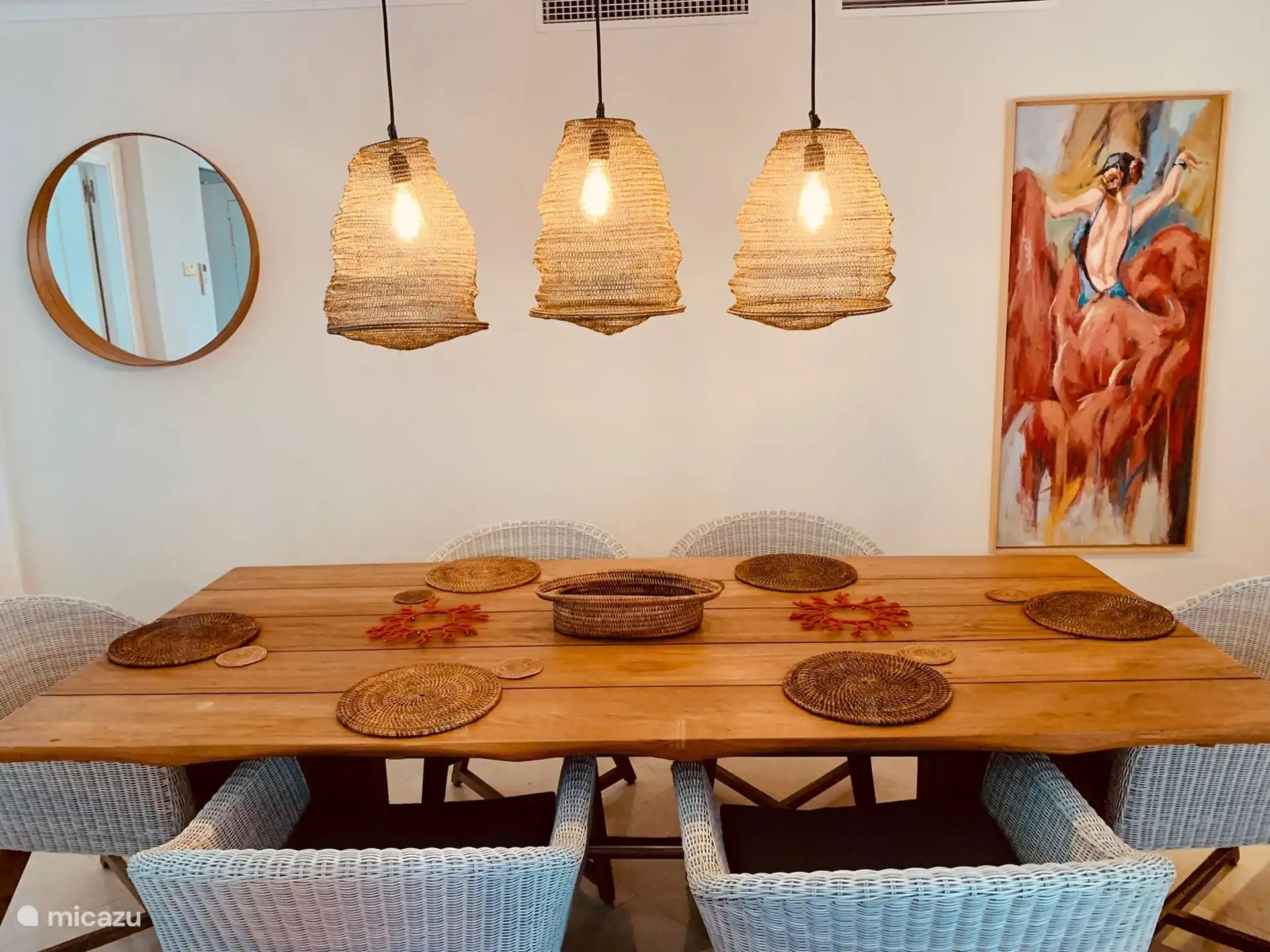 Großer, gemütlicher Esstisch