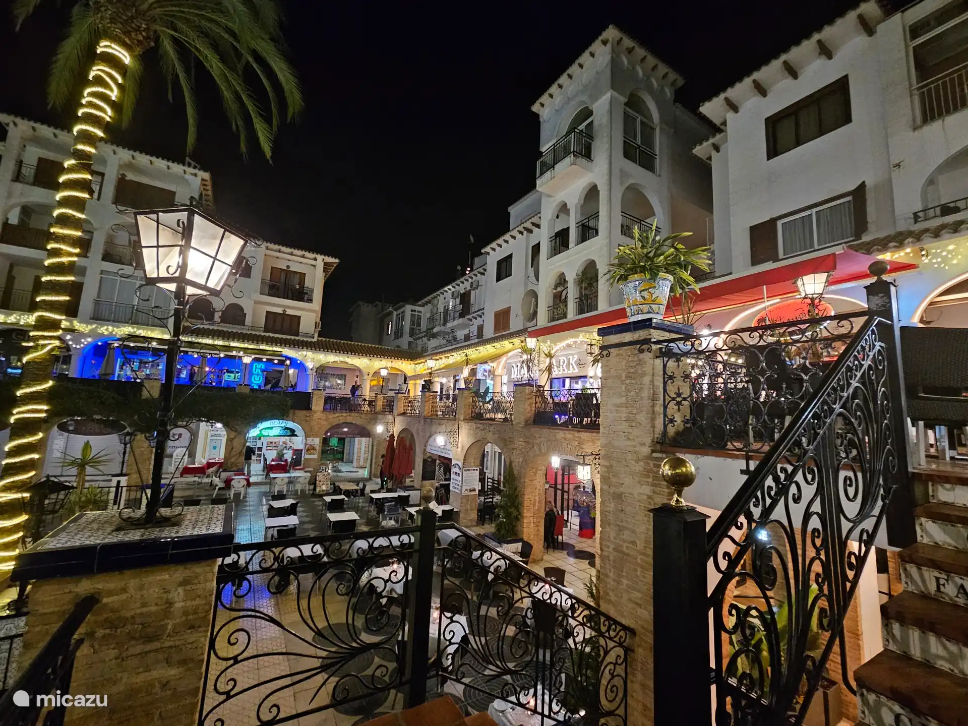 10 Gehminuten entfernt: Villamartín Plaza. Internationale Restaurants, regelmäßige Live-Musik und ein paar Geschäfte (darunter ein kleiner Supermarkt).