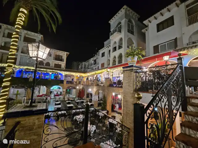 Location de Vacances Espagne, Costa Blanca, Villamartin, penthouse - Palmera Penthouse, Valentino Golf I À 10 minutes à pied : Villamartín Plaza. Des restaurants internationaux, de la musique live régulière et quelques magasins (dont un petit supermarché).