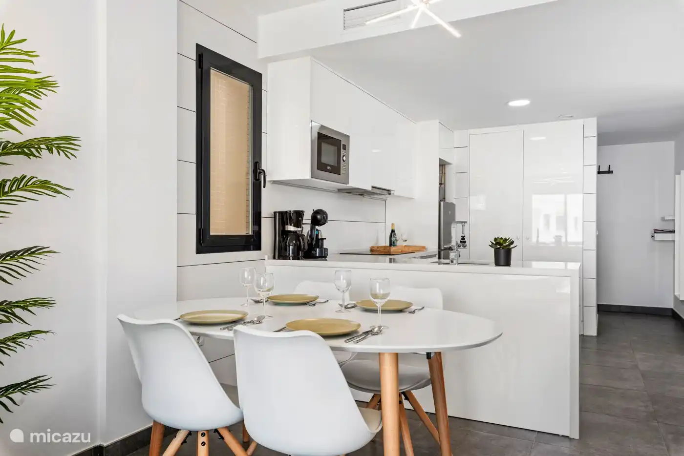 Der Essbereich grenzt an die Küche.