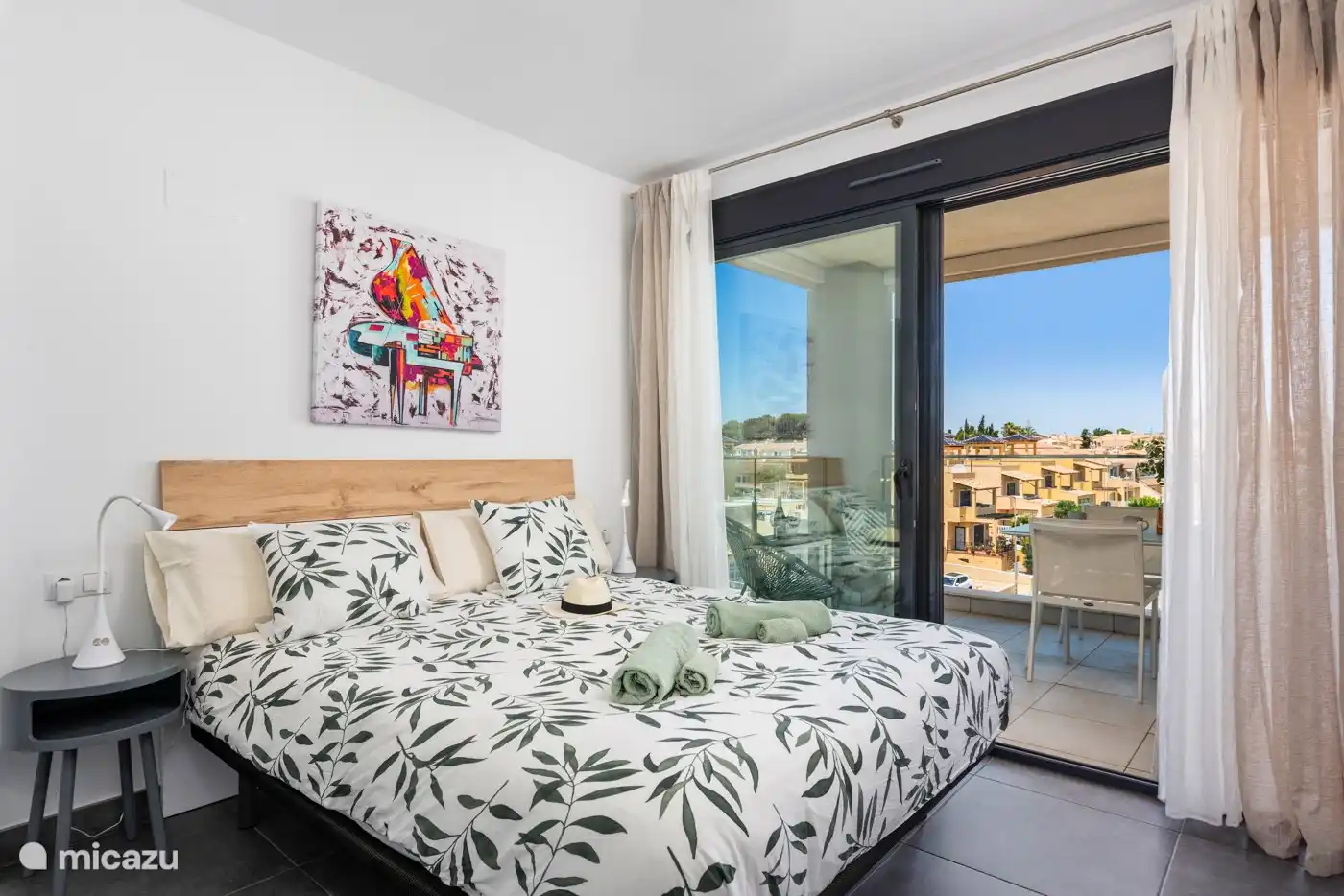 Schlafzimmer 1 mit Doppelbett und Schreibtisch (mit Internetanschluss).