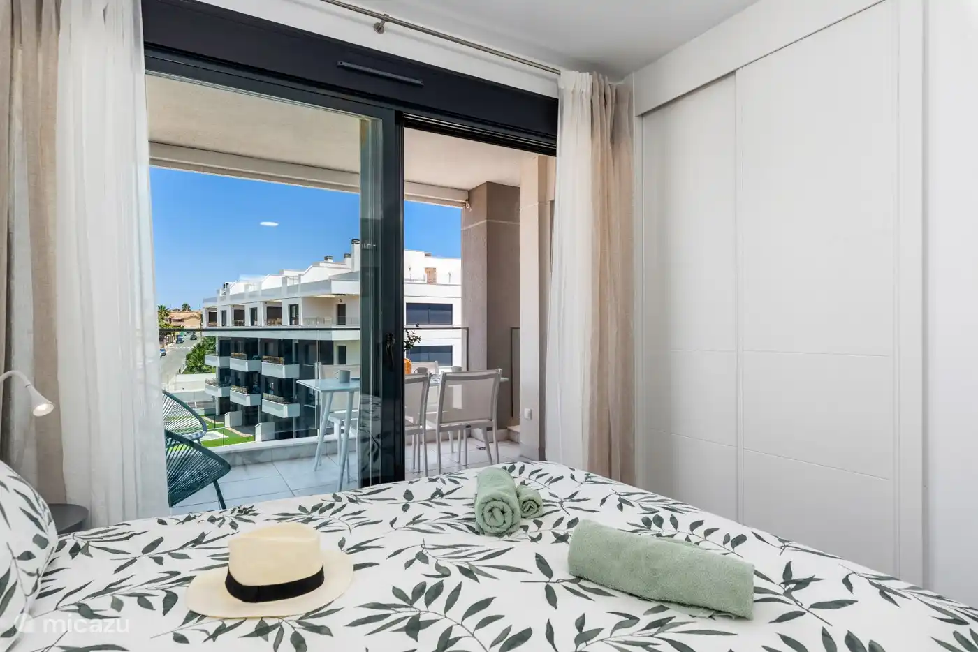 Schlafzimmer 1 grenzt an den Balkon.