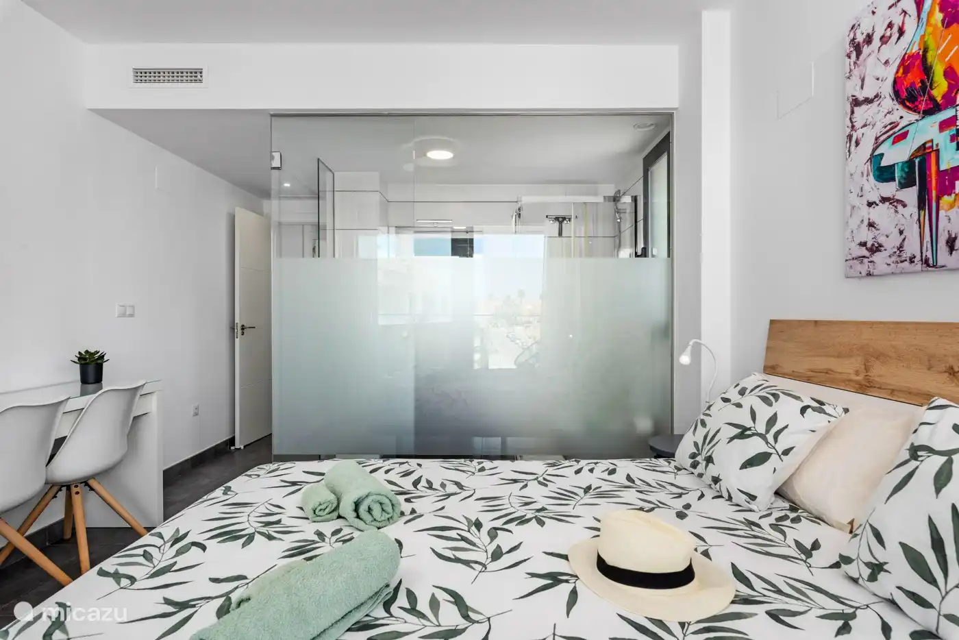 Schlafzimmer 1 mit eigenem Bad.