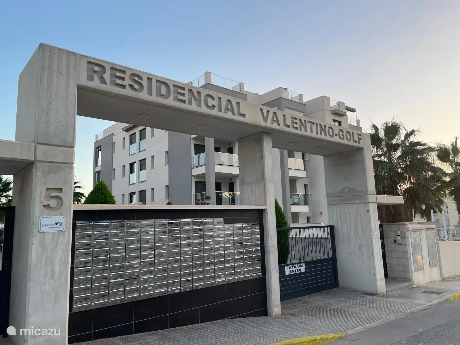 Zugang zum Valentino Golf-Komplex, der nur mit einem Schlüssel zugänglich ist.