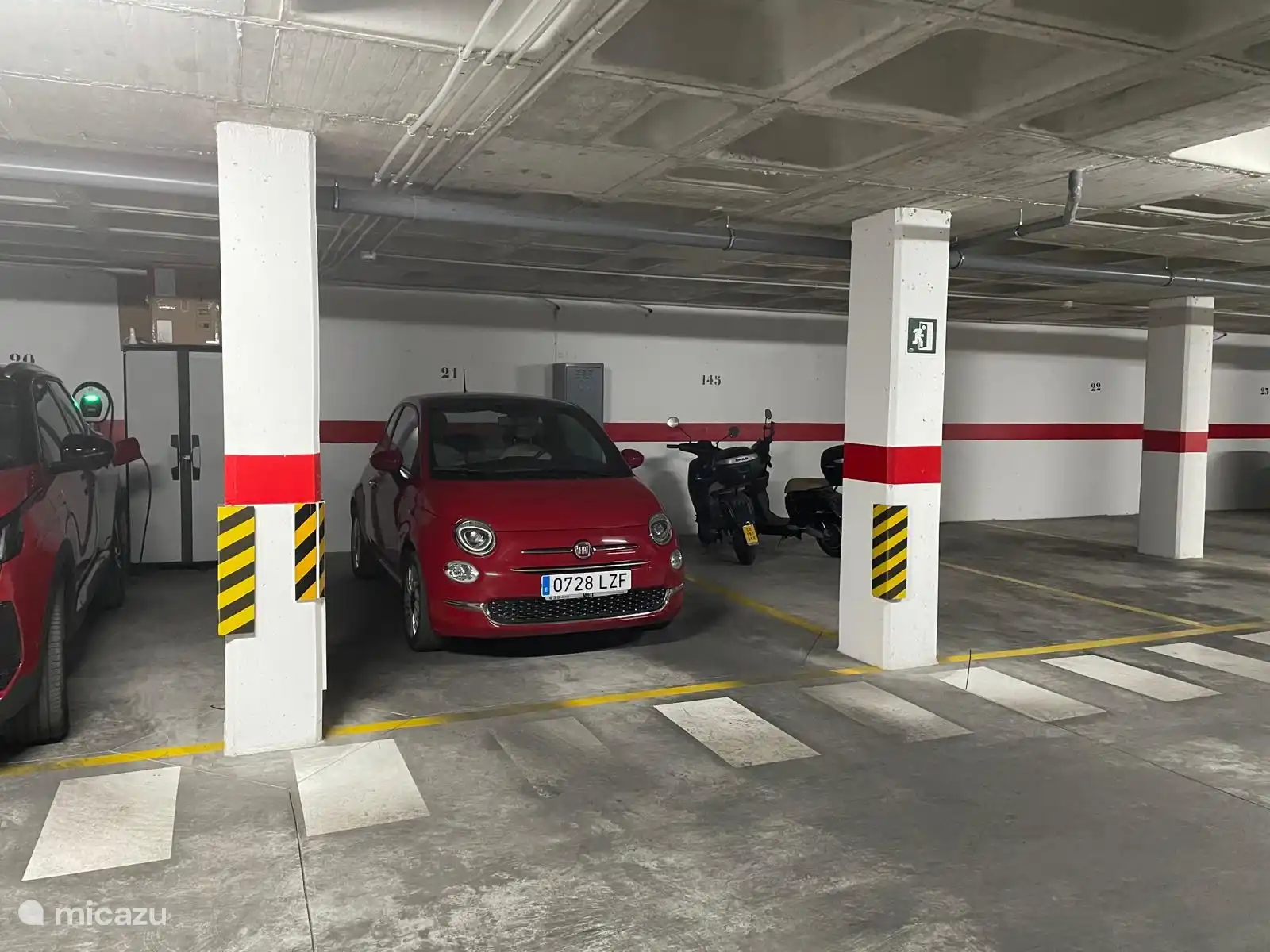 Tiefgarage, auf einem privaten Parkplatz.