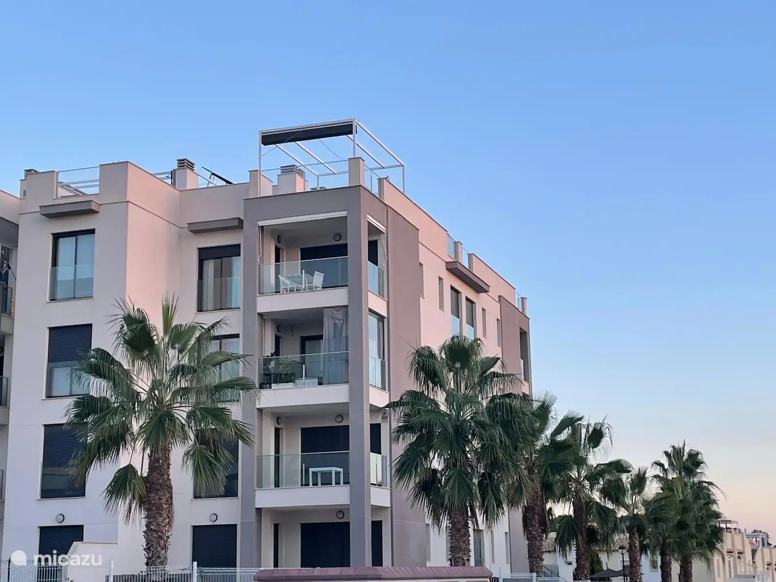 Oben in der Ecke Palmera Penthouse mit der Dachterrasse darüber.
