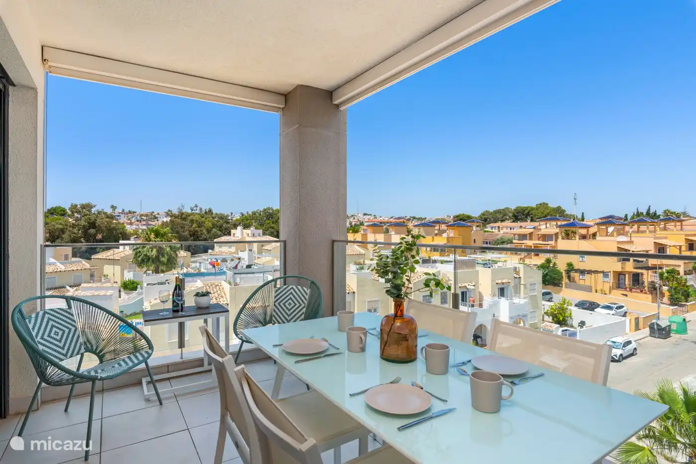 Komplett möblierter Balkon.