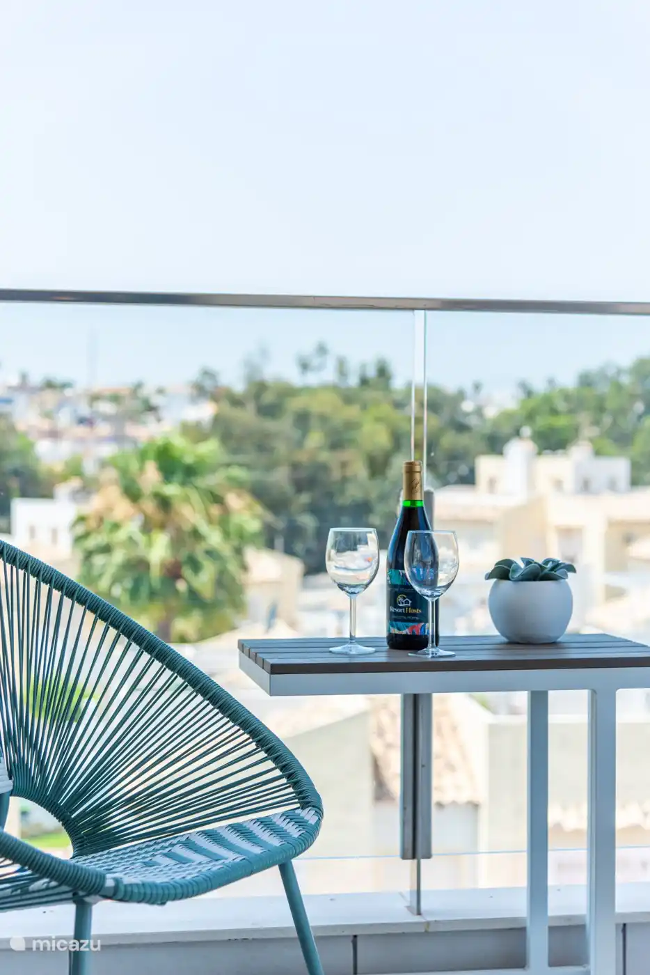 Schöner Sitzplatz auf dem Balkon.
