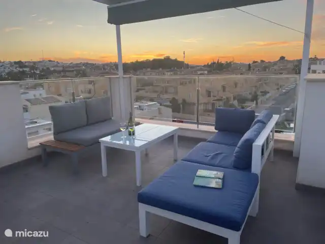 Location de Vacances Espagne, Costa Blanca, Villamartin, penthouse - Palmera Penthouse, Valentino Golf I Le coin salon se trouve sous la pergola, dont l’écran sert de pare-soleil.
