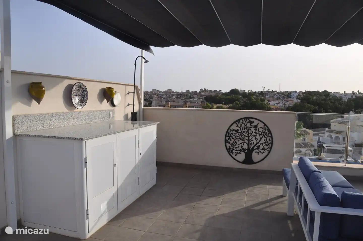 Auf der Dachterrasse befindet sich ein Thekenblock, in dem Sie ein Grillset, Teller und Besteck finden, damit Sie oben essen können. Es gibt auch eine Außendusche zum Abspülen zwischen dem Sonnenbaden!