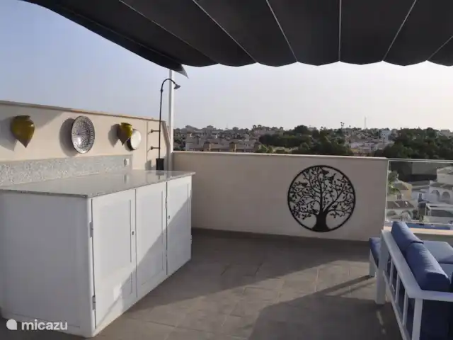 Location de Vacances Espagne, Costa Blanca, Villamartin, penthouse - Palmera Penthouse, Valentino Golf I Sur le toit-terrasse, il y a un bloc comptoir dans lequel vous trouverez un ensemble de grillades, des assiettes et des couverts, afin que vous puissiez manger à l'étage. Il y a aussi une douche extérieure pour se rincer entre deux bains de soleil !