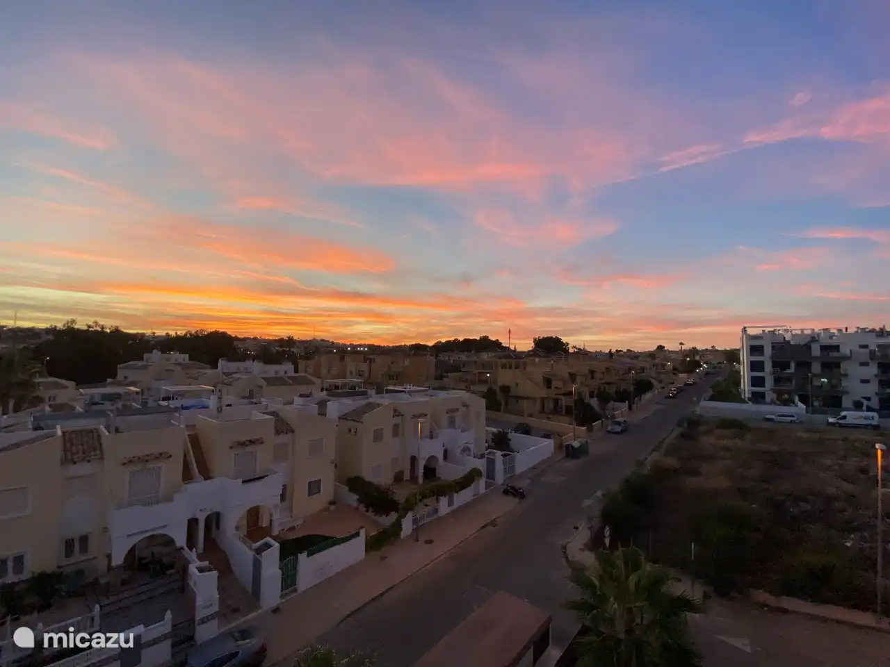 Sonnenuntergang über Villamartin, einsehbar vom Balkon oder der Dachterrasse.