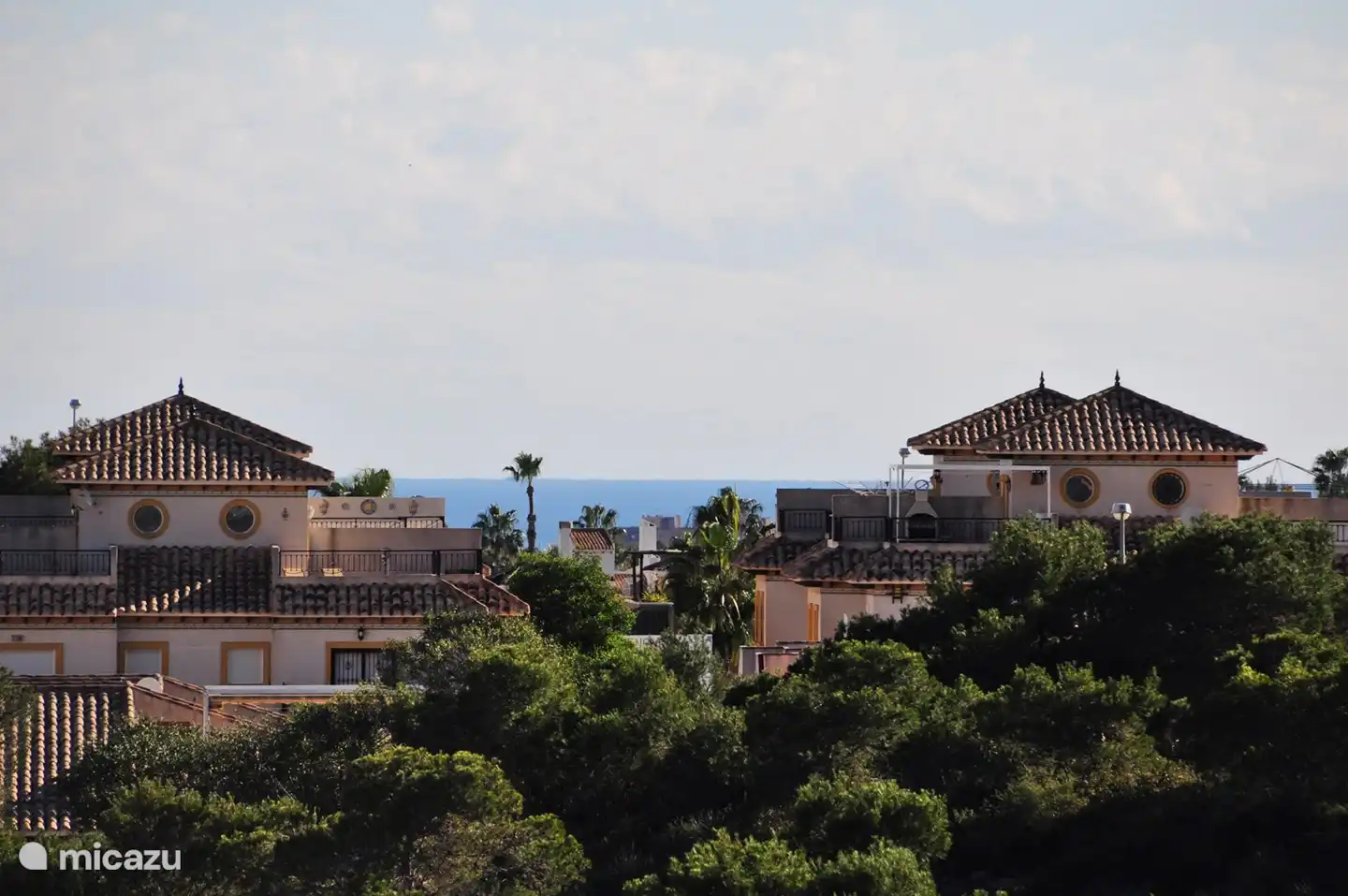 Das Meer kann von der Dachterrasse aus gesehen werden.