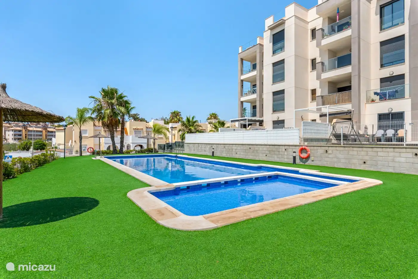 Bloque (Gebäude) 1 neben dem Pool. Das Palmera Penthouse befindet sich auf der Rückseite dieses Gebäudes.