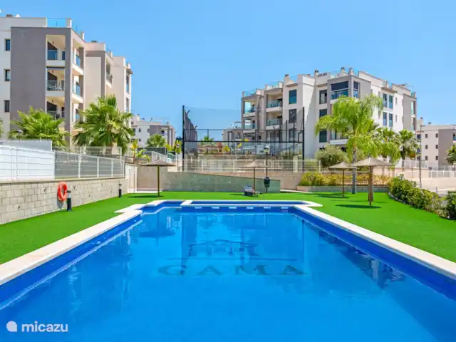 Location de Vacances Espagne, Costa Blanca, Villamartin, penthouse - Palmera Penthouse, Valentino Golf I Piscine à côté du bâtiment 1, avec vue sur le terrain de padel.