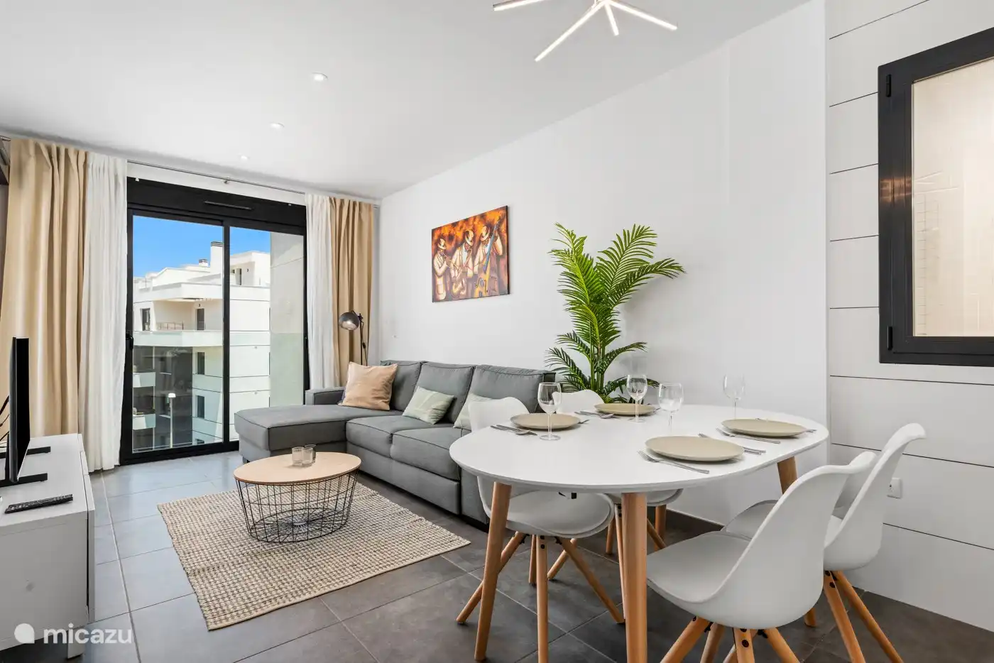 Der Wohnbereich mit Sofa, das in ein Schlafsofa umgewandelt werden kann.