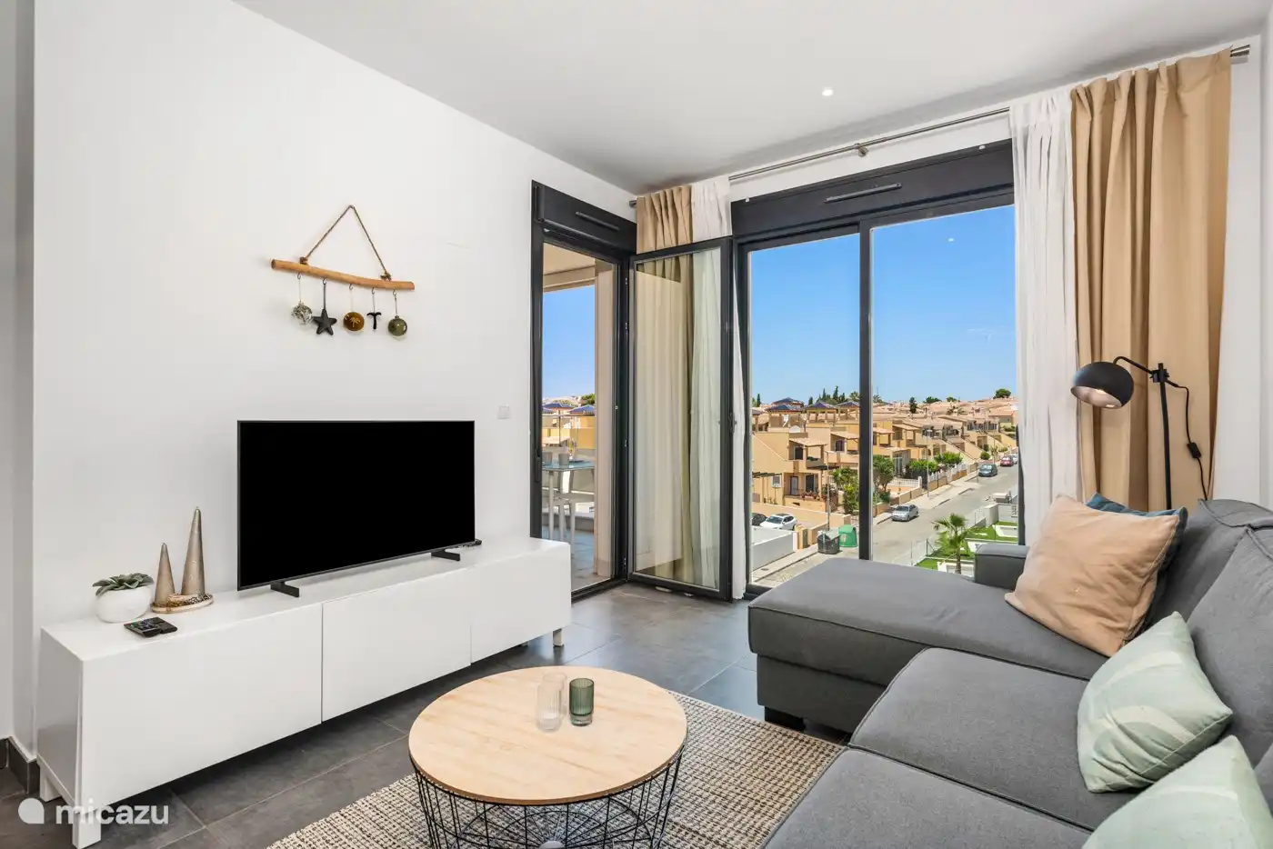 Wohnzimmer mit TV: internationale Kanäle und Chromecast.