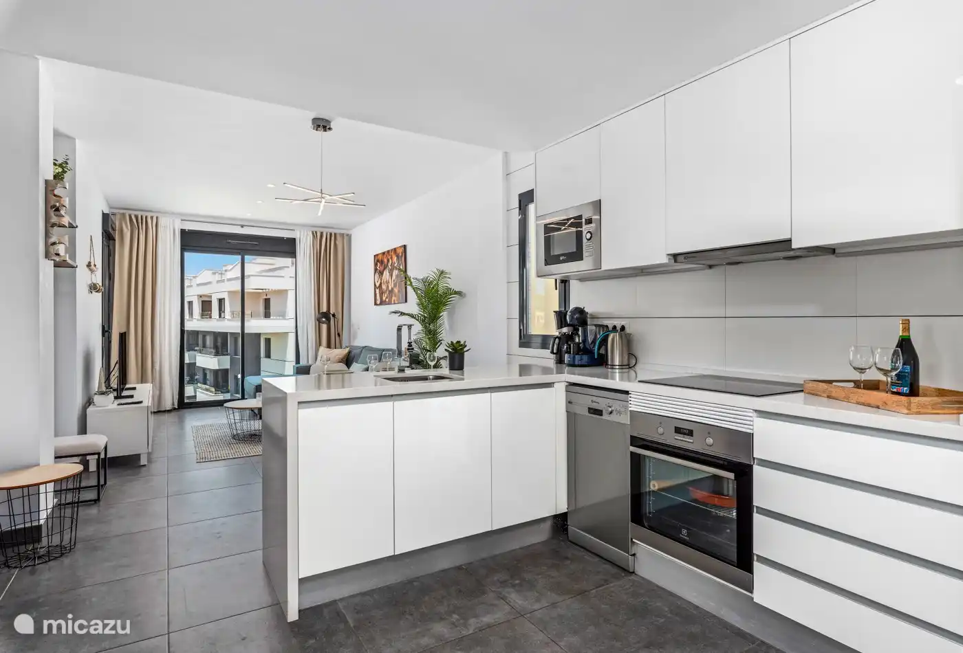 Die Küche mit Einbaugeräten.