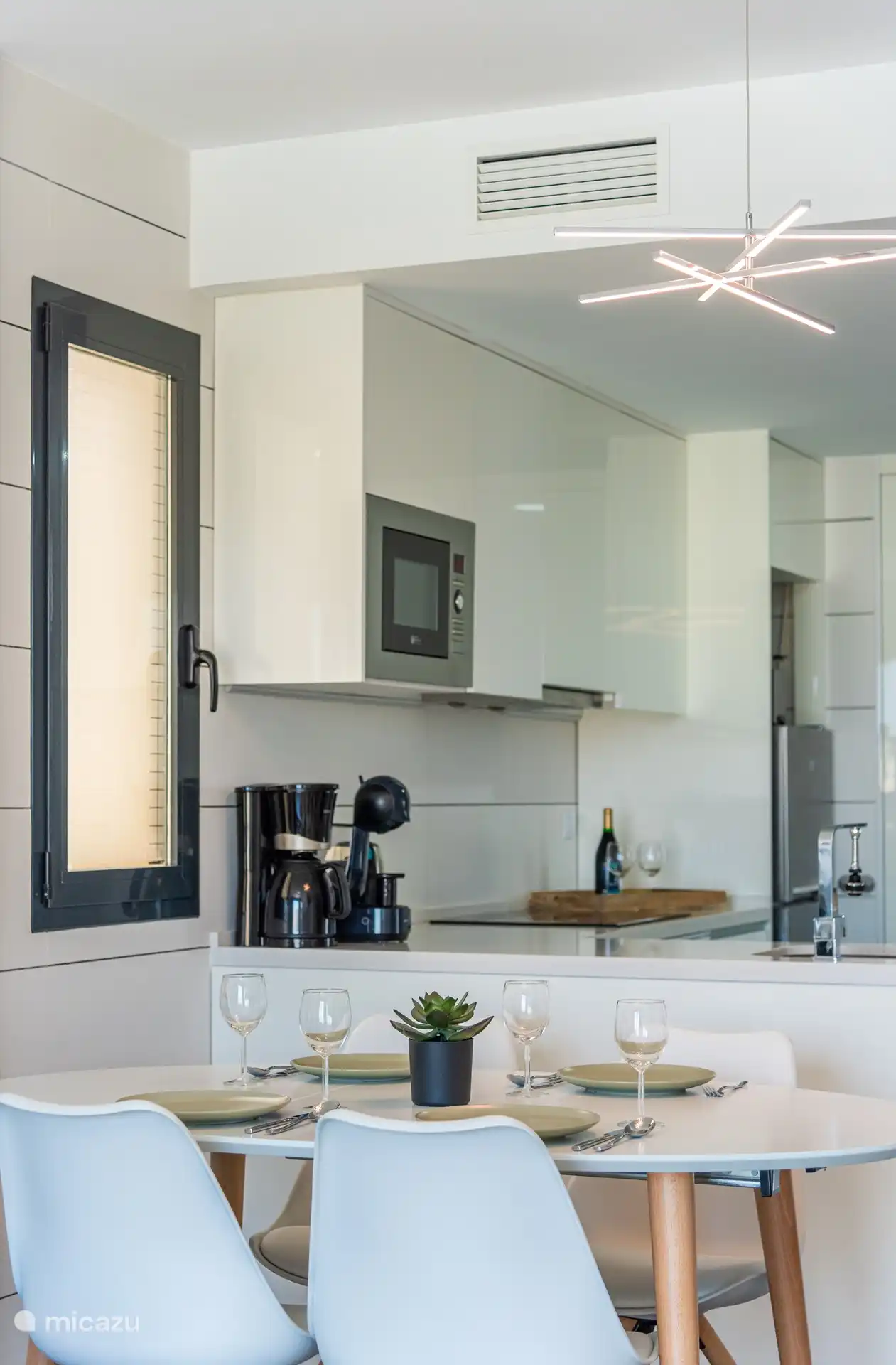 Kaffee- und Teezubehör sind ebenfalls vorhanden.