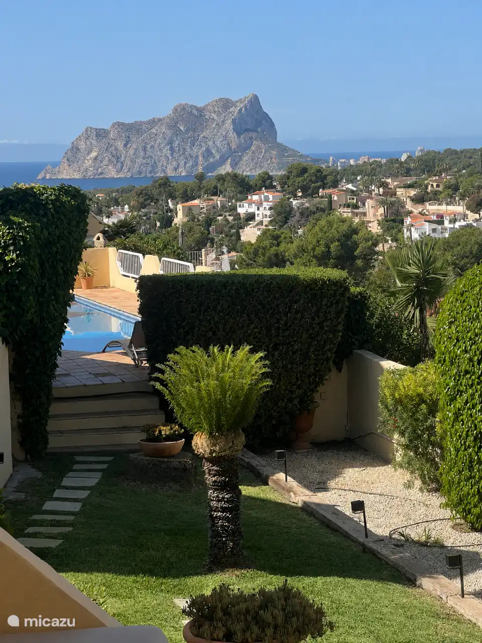 Blick auf das Meer und den imposanten Felsen von Ifach