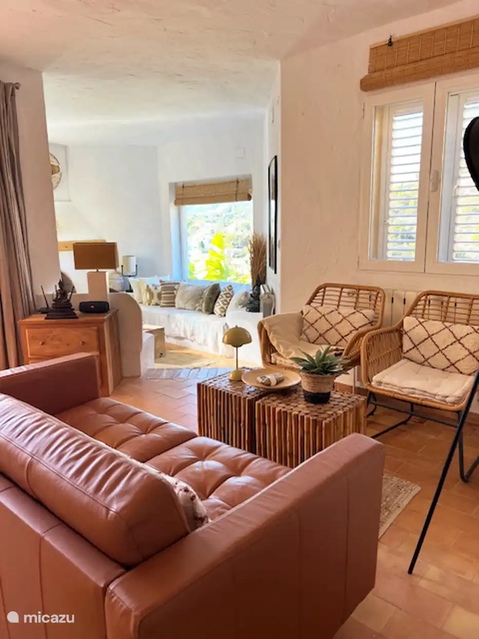 Geräumiges Wohnzimmer