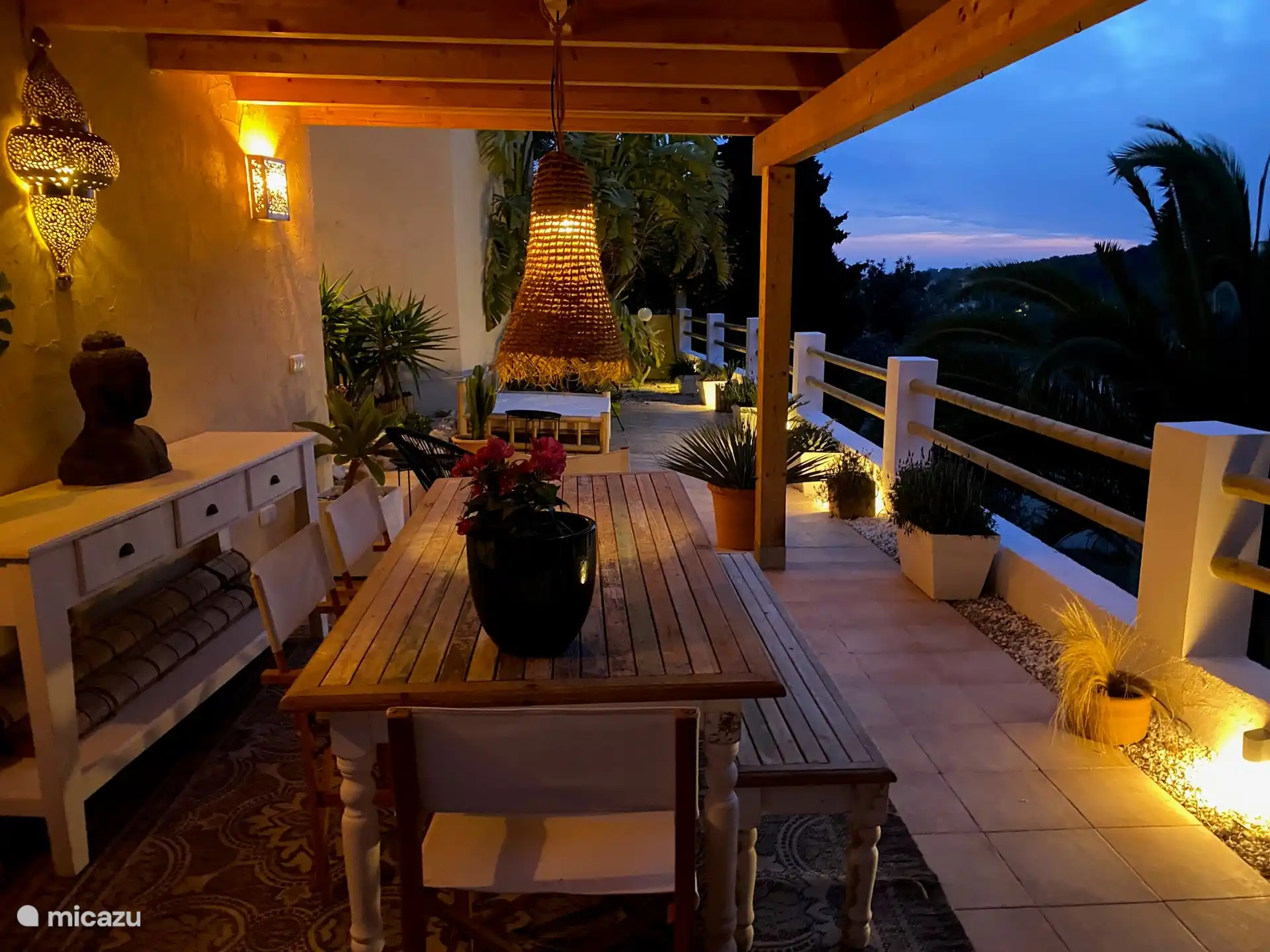 Jardin privé la nuit.