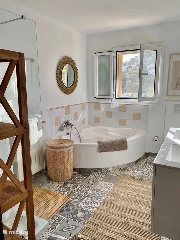 Salle de bain spacieuse