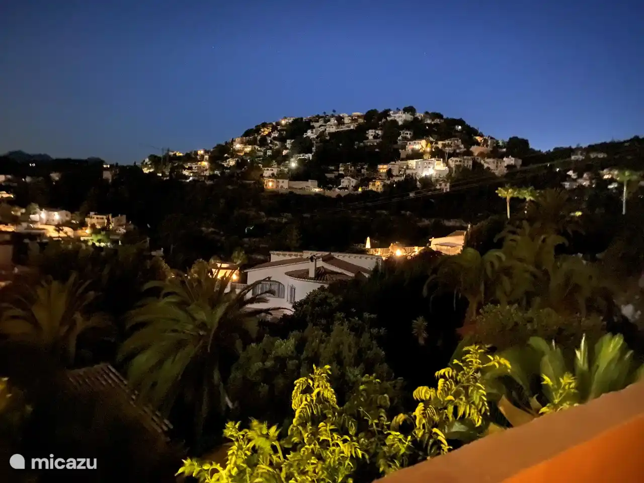 Vue du côté de la terrasse sur les collines