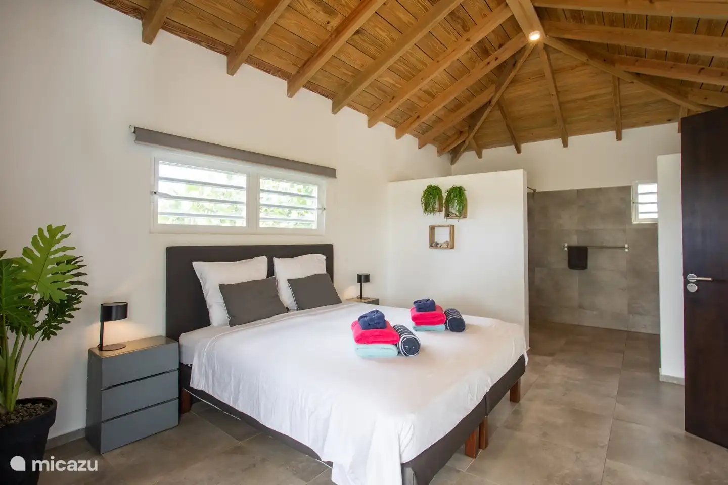 1 des 2 chambres des maîtres au premier étage. Les deux chambres ont une salle de bains