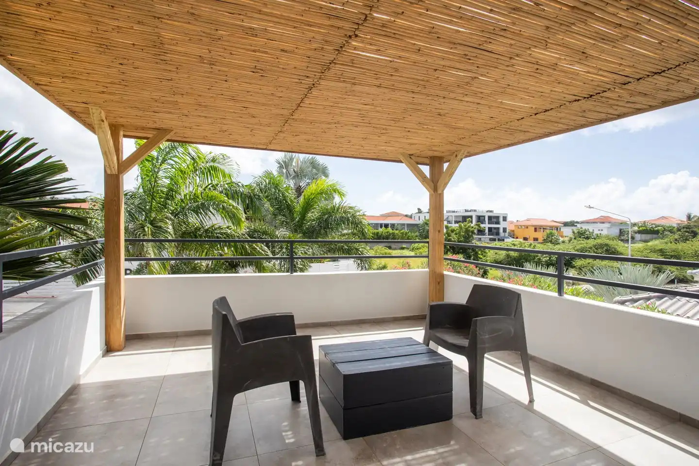 Les deux chambres principales ont un grand balcon couvert avec vue.