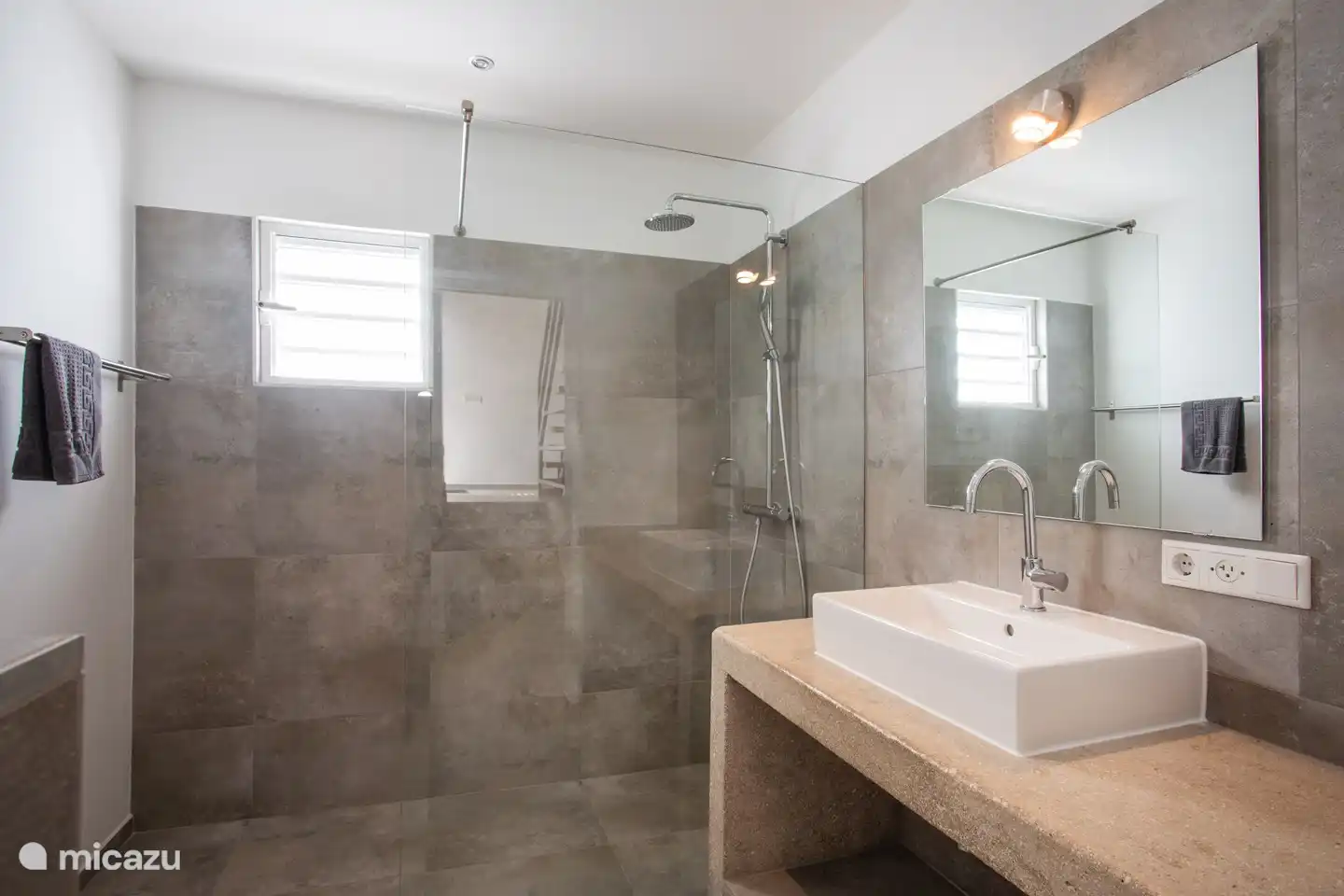 salle de bain entre les chambres 3 et 4