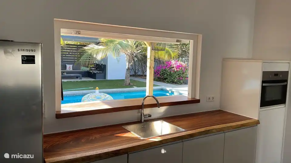 1 des deux trappes de passage dans la cuisine