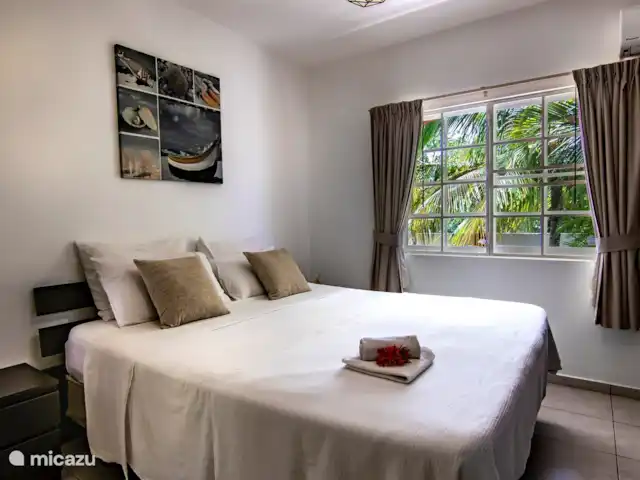 Chicos Seru Hulanda Resort en Curazao, Curazao Centro, Abrahamsz - apartamento El dormitorio tiene una cama Kingsize y un armario.