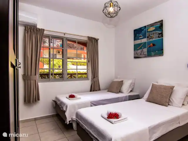 Chicos Seru Hulanda Resort en Curazao, Curazao Centro, Abrahamsz - apartamento El dormitorio 2 tiene 2 camas individuales.