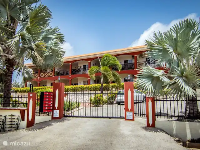 Chicos Seru Hulanda Resort en Curazao, Curazao Centro, Abrahamsz - apartamento El apartamento está ubicado en un área cerrada en una calle sin salida donde también puede estacionar su automóvil en el patio.