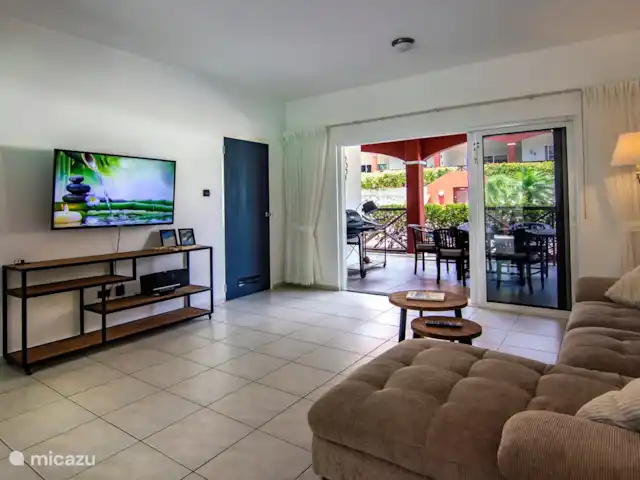 Chicos Seru Hulanda Resort en Curazao, Curazao Centro, Abrahamsz - apartamento Sala de estar con televisión inteligente.