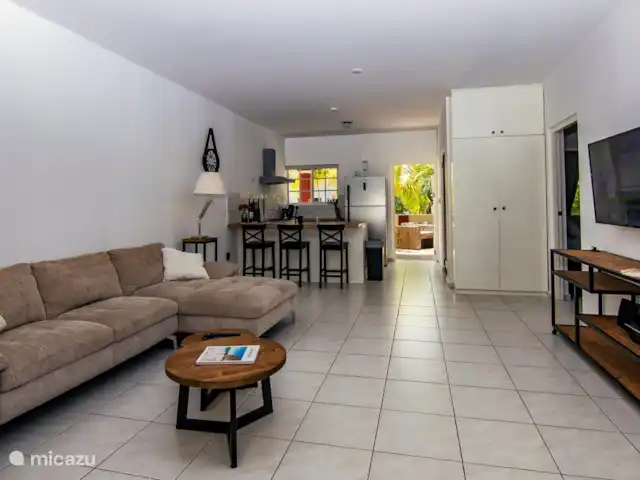 Chicos Seru Hulanda Resort en Curazao, Curazao Centro, Abrahamsz - apartamento Amplio salón con suelo de gres.