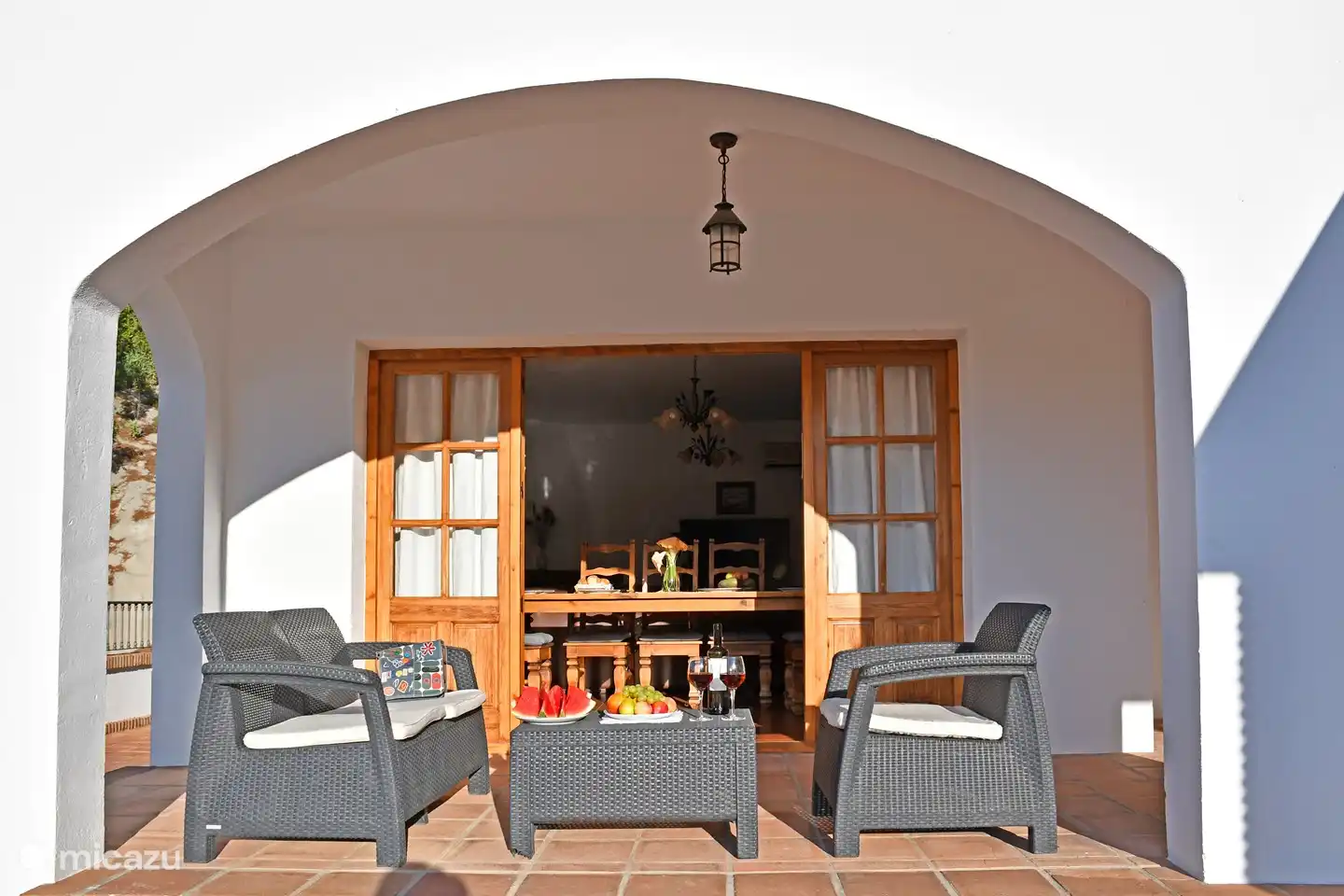 Portes menant directement de la terrasse au salon.