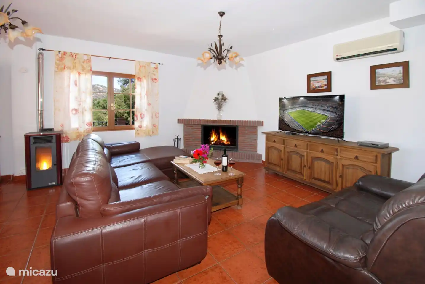 Joli séjour avec cheminée et poêle à granulés pour les soirées plus fraîches.