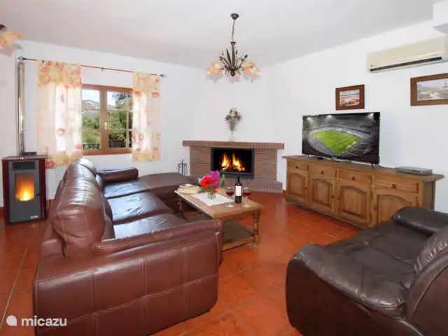Villa Los Pinos huren in Spanje, Costa del Sol, Comares - villa Heerlijke woonkamer met open haard en pelletbrander voor de koelere avonden.