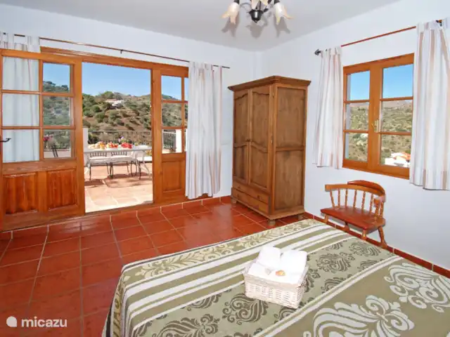 Villa Los Pinos huren in Spanje, Costa del Sol, Comares - villa Slaapkamer met openslaande deuren naar het bovenste terras!
