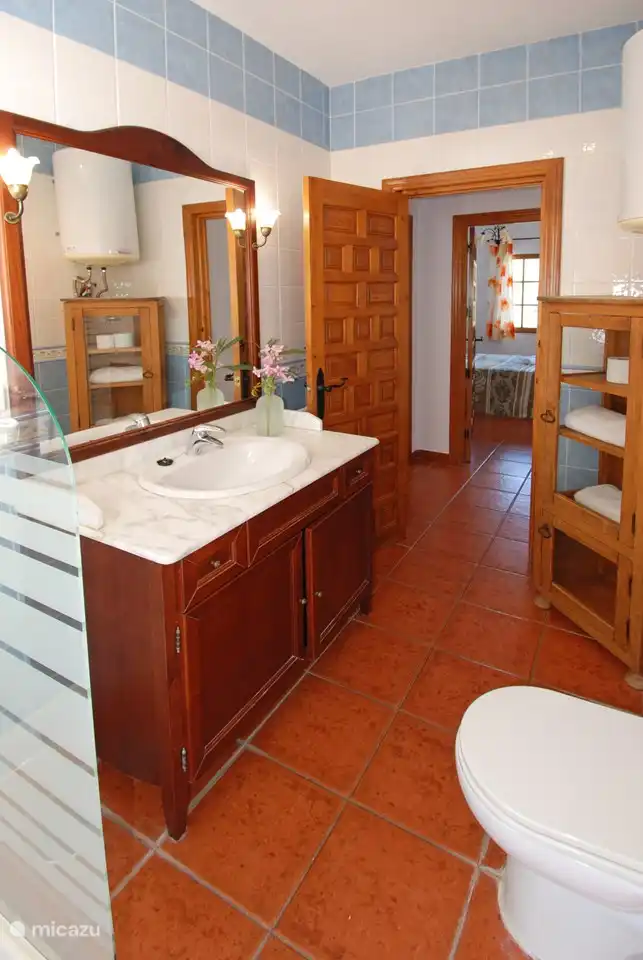 Une des 2 salles de bains équipées.